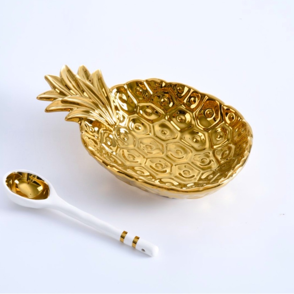 The Golden Pineapple Porcelain Set